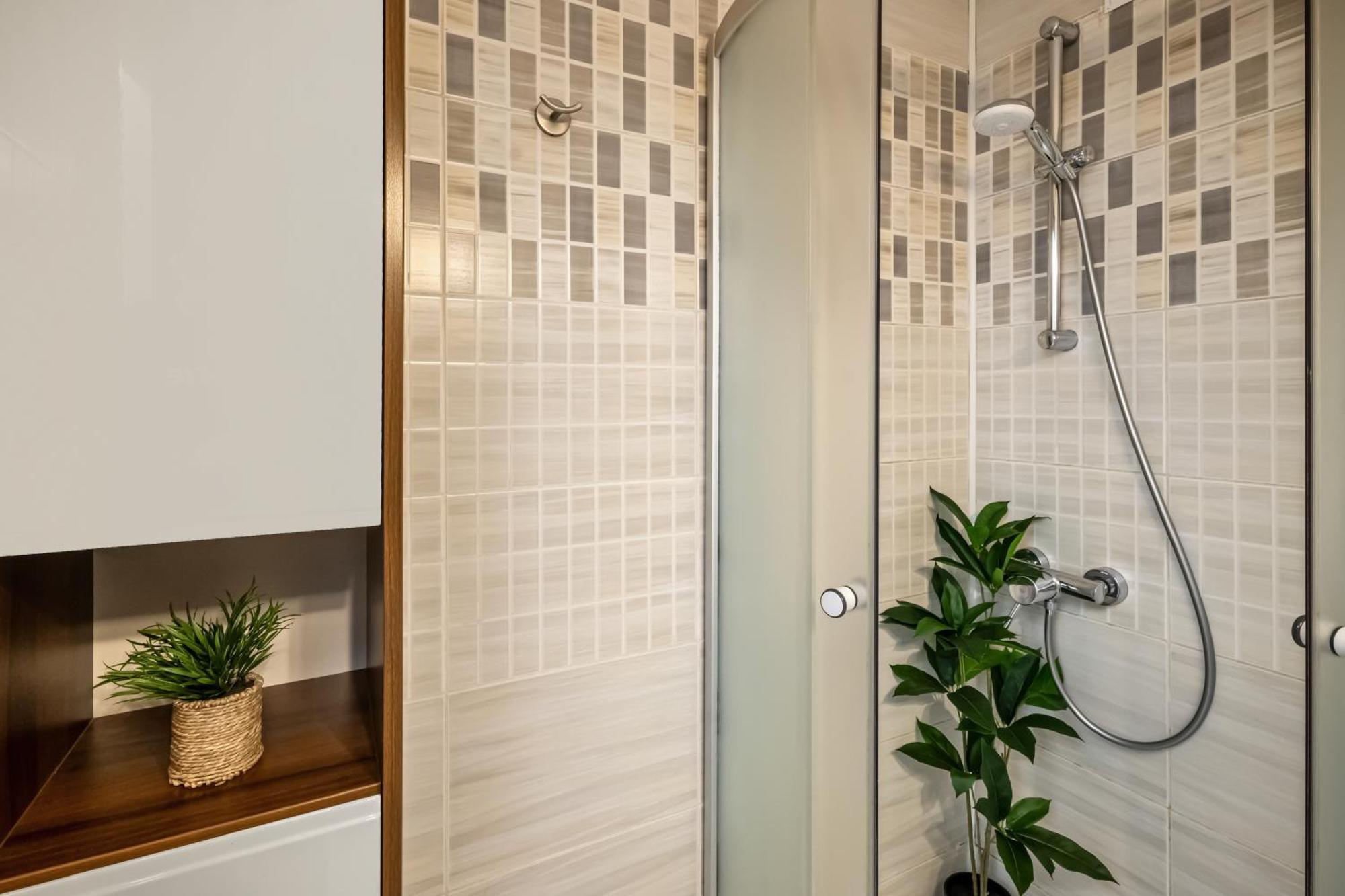 Earthy Escape - With Balcony Apartamento Bucarest